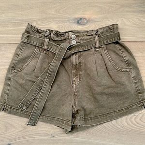 American Eagle: Highest Rise Mom Short- Stretch, Green with Belt size 4